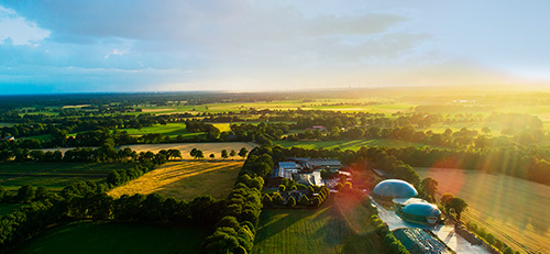Méthaniseur dans la campagne, vu du ciel